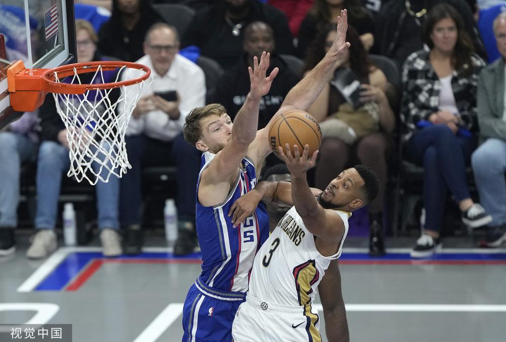 主裁意外受 主裁意外受